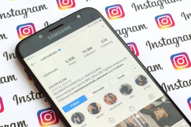 Calvin Klein akıllı telefon ekranında resmi instagram hesabı 