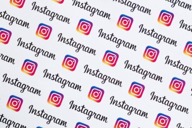 Küçük instagram logoları ve yazıtlarla kağıda basılmış Instagram deseni. Instagram, Facebook 'a ait Amerikan fotoğraf ve video paylaşım sosyal ağ servisidir.