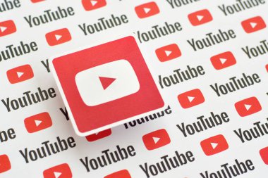 Youtube logo etiketi kağıda basılmış küçük youtube logoları ve yazıtlar. Youtube, Google 'ın yan kuruluşu ve Amerika' nın en popüler video paylaşım platformudur.