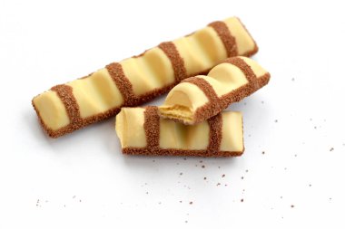 Beyaz arka planda Kinder Bueno Çikolatalı Çikolata. İtalyan Şekerleme Üreticisi Ferrero 'dan Kinder Bueno