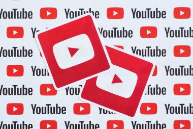 Youtube logo etiketi kağıda basılmış küçük youtube logoları ve yazıtlar. Youtube, Google 'ın yan kuruluşu ve Amerika' nın en popüler video paylaşım platformudur.