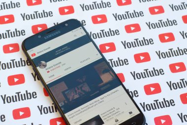 Ariana Grande resmi youtube kanalı kağıt youtube arka planında akıllı telefon ekranında.