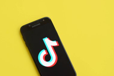 Samsung akıllı telefon ekranında sarı arka planda Tiktok logosu. Tiktok Bytedance 'in sahip olduğu popüler bir video paylaşım sosyal ağ hizmetidir.