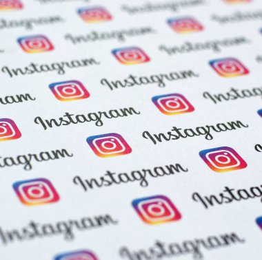 Küçük instagram logoları ve yazıtlarla kağıda basılmış Instagram deseni. Instagram, Facebook 'a ait Amerikan fotoğraf ve video paylaşım sosyal ağ servisidir.
