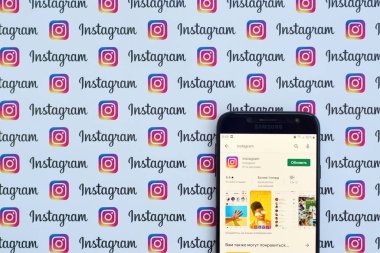 Küçük instagram logolu Samsung akıllı telefon ekranında Instagram uygulaması. Instagram, Facebook Inc. 'nin Amerikan fotoğraf ve video paylaşım sosyal ağ hizmeti.