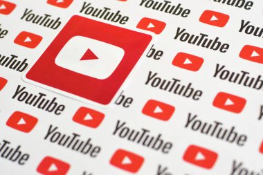 Youtube logo etiketi kağıda basılmış küçük youtube logoları ve yazıtlar. Youtube, Google 'ın yan kuruluşu ve Amerika' nın en popüler video paylaşım platformudur.