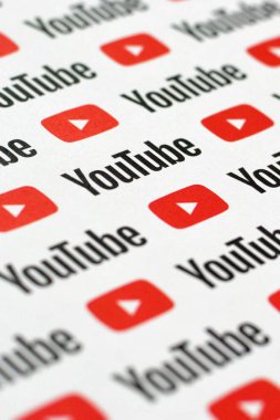 Küçük youtube logoları ve yazıtlarla kağıda basılmış Youtube deseni. Youtube, Google 'ın yan kuruluşu ve Amerika' nın en popüler video paylaşım platformudur.