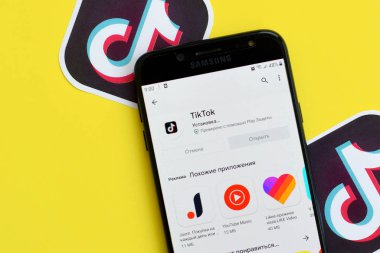 Tiktok uygulaması sarı arka planda Samsung akıllı telefon ekranında oyun piyasasında. Tiktok Bytedance 'in sahip olduğu popüler bir video paylaşım sosyal ağ hizmetidir.