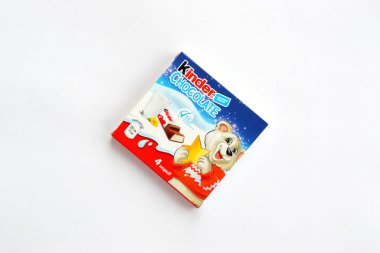 Ferrero Spa 'nın yaptığı Kinder Çikolatalı küçük kutu. Kinder, çok uluslu İtalyan şekerleme üreticisi Ferrero 'nun markasıdır.