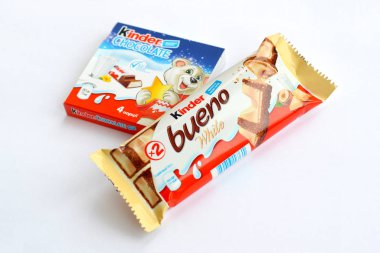 Çocuklar için Kinder Çikolata küçük kutu ve Ferrero Spa 'nın yaptığı bueno beyaz çikolata. Kinder, çok uluslu imalatçı Ferrero 'nun bir markasıdır.
