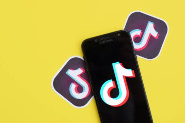 Samsung akıllı telefon ekranında sarı arka planda Tiktok logosu. Tiktok Bytedance 'in sahip olduğu popüler bir video paylaşım sosyal ağ hizmetidir.