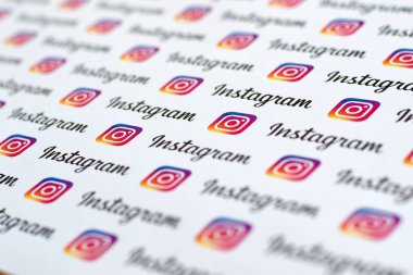 Küçük instagram logoları ve yazıtlarla kağıda basılmış Instagram deseni. Instagram, Facebook 'a ait Amerikan fotoğraf ve video paylaşım sosyal ağ servisidir.