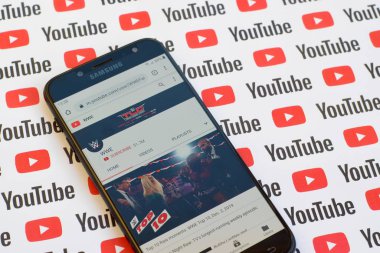 Biz resmi youtube kanalı kağıt youtube arka planında akıllı telefon ekranında.