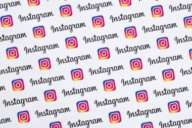 Küçük instagram logoları ve yazıtlarla kağıda basılmış Instagram deseni. Instagram, Facebook 'a ait Amerikan fotoğraf ve video paylaşım sosyal ağ servisidir.