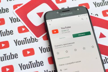 Samsung akıllı telefon ekranında küçük youtube logoları ve yazıtları olan bir Youtube uygulaması. Youtube, Google 'ın yan kuruluşu ve Amerika' nın en popüler video paylaşım platformudur.