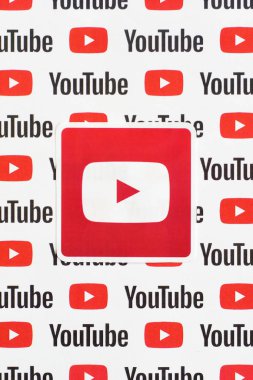 Youtube logo etiketi kağıda basılmış küçük youtube logoları ve yazıtlar. Youtube, Google 'ın yan kuruluşu ve Amerika' nın en popüler video paylaşım platformudur.