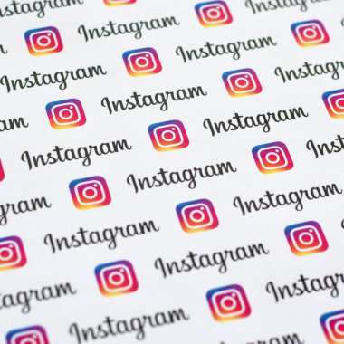 Küçük instagram logoları ve yazıtlarla kağıda basılmış Instagram deseni. Instagram, Facebook 'a ait Amerikan fotoğraf ve video paylaşım sosyal ağ servisidir.