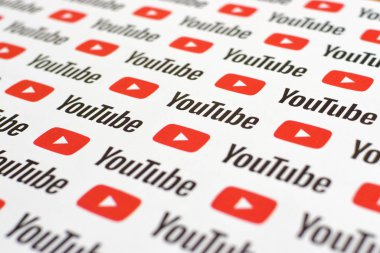 Küçük youtube logoları ve yazıtlarla kağıda basılmış Youtube deseni. Youtube, Google 'ın yan kuruluşu ve Amerika' nın en popüler video paylaşım platformudur.