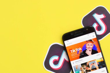 Samsung akıllı telefon ekranındaki Tiktok uygulaması sarı arka planda. Tiktok Bytedance 'in sahip olduğu popüler bir video paylaşım sosyal ağ hizmetidir.