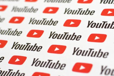 Küçük youtube logoları ve yazıtlarla kağıda basılmış Youtube deseni. Youtube, Google 'ın yan kuruluşu ve Amerika' nın en popüler video paylaşım platformudur.