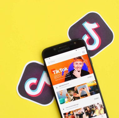 Samsung akıllı telefon ekranındaki Tiktok uygulaması sarı arka planda. Tiktok Bytedance 'in sahip olduğu popüler bir video paylaşım sosyal ağ hizmetidir.