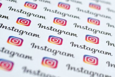 Küçük instagram logoları ve yazıtlarla kağıda basılmış Instagram deseni. Instagram, Facebook 'a ait Amerikan fotoğraf ve video paylaşım sosyal ağ servisidir.