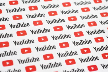 Küçük youtube logoları ve yazıtlarla kağıda basılmış Youtube deseni. Youtube, Google 'ın yan kuruluşu ve Amerika' nın en popüler video paylaşım platformudur.