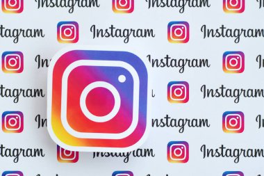 Küçük instagram logoları ve yazıtlarla kağıda basılmış Instagram deseni. Instagram, Facebook 'a ait Amerikan fotoğraf ve video paylaşım sosyal ağ servisidir.