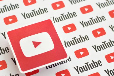 Youtube logo etiketi kağıda basılmış küçük youtube logoları ve yazıtlar. Youtube, Google 'ın yan kuruluşu ve Amerika' nın en popüler video paylaşım platformudur.