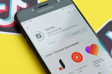 Tiktok uygulaması sarı arka planda Samsung akıllı telefon ekranında oyun piyasasında. Tiktok Bytedance 'in sahip olduğu popüler bir video paylaşım sosyal ağ hizmetidir.