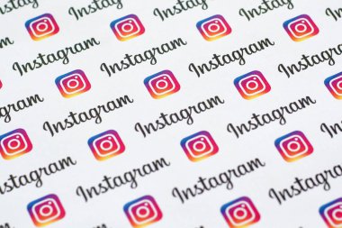 Küçük instagram logoları ve yazıtlarla kağıda basılmış Instagram deseni. Instagram, Facebook 'a ait Amerikan fotoğraf ve video paylaşım sosyal ağ servisidir.