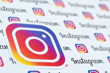 Küçük instagram logoları ve yazıtlarla kağıda basılmış Instagram deseni. Instagram, Facebook 'a ait Amerikan fotoğraf ve video paylaşım sosyal ağ servisidir.
