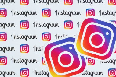 Küçük instagram logoları ve yazıtlarla kağıda basılmış Instagram deseni. Instagram, Facebook 'a ait Amerikan fotoğraf ve video paylaşım sosyal ağ servisidir.