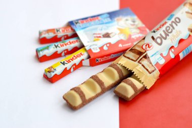Çocuklar için Kinder Çikolata küçük kutu ve Ferrero Spa 'nın yaptığı bueno beyaz çikolata. Kinder, çok uluslu imalatçı Ferrero 'nun bir markasıdır.