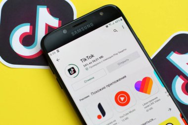 Tiktok uygulaması sarı arka planda Samsung akıllı telefon ekranında oyun piyasasında. Tiktok Bytedance 'in sahip olduğu popüler bir video paylaşım sosyal ağ hizmetidir.