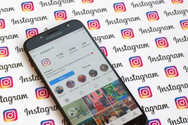 Kağıt Instagram afişinde akıllı telefon ekranında ana resmi instagram hesabı.