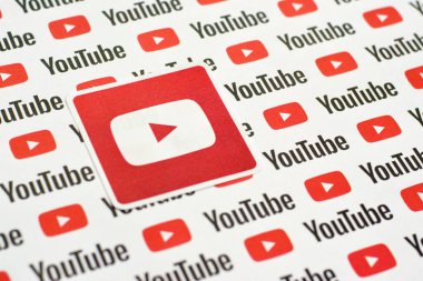 Youtube logo etiketi kağıda basılmış küçük youtube logoları ve yazıtlar. Youtube, Google 'ın yan kuruluşu ve Amerika' nın en popüler video paylaşım platformudur.