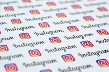 Küçük instagram logoları ve yazıtlarla kağıda basılmış Instagram deseni. Instagram, Facebook 'a ait Amerikan fotoğraf ve video paylaşım sosyal ağ servisidir.