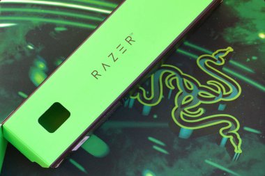 Razer Goliathus Hız Oyunları yeşil fare altlığı ve logolu kutu. Razer küresel oyun donanım imalat şirketinin yanı sıra bir esport ve finans hizmetleri