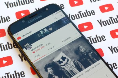 Marshmello resmi youtube kanalı Pape 'deki akıllı telefon ekranında