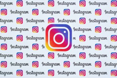 Küçük instagram logoları ve yazıtlarla kağıda basılmış Instagram deseni. Instagram, Facebook 'a ait Amerikan fotoğraf ve video paylaşım sosyal ağ servisidir.
