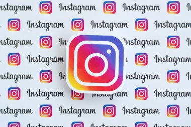 Küçük instagram logoları ve yazıtlarla kağıda basılmış Instagram deseni. Instagram, Facebook 'a ait Amerikan fotoğraf ve video paylaşım sosyal ağ servisidir.