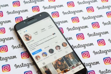 Jennifer Lopez resmi Instagram hesabı kağıt Instagram 'da akıllı telefon ekranında.