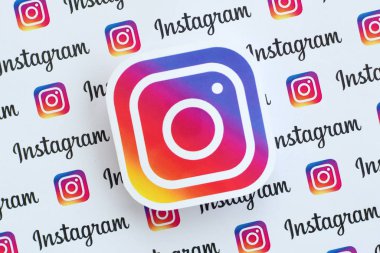 Küçük instagram logoları ve yazıtlarla kağıda basılmış Instagram deseni. Instagram, Facebook 'a ait Amerikan fotoğraf ve video paylaşım sosyal ağ servisidir.