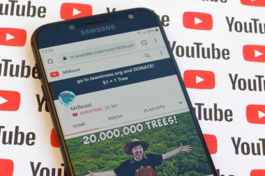 Bay canavar resmi youtube kanalı kağıtta akıllı telefon ekranında.