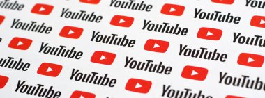 Küçük youtube logoları ve yazıtlarla kağıda basılmış Youtube deseni. Youtube, Google 'ın yan kuruluşu ve Amerika' nın en popüler video paylaşım platformudur.