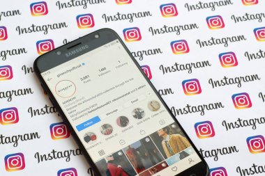 Givenchy resmi instagram hesabı kağıt instagram pankartıyla akıllı telefon ekranında.