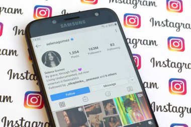 Selena Gomez akıllı telefon ekranında resmi instagram hesabı 