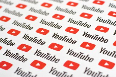 Küçük youtube logoları ve yazıtlarla kağıda basılmış Youtube deseni. Youtube, Google 'ın yan kuruluşu ve Amerika' nın en popüler video paylaşım platformudur.