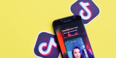 Samsung akıllı telefon ekranındaki Tiktok uygulaması sarı arka planda. Tiktok Bytedance 'in sahip olduğu popüler bir video paylaşım sosyal ağ hizmetidir.